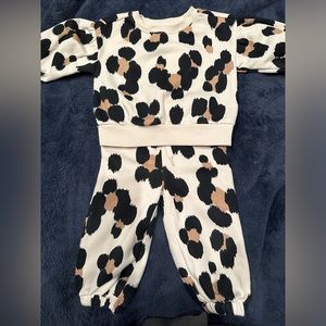 Just like New! Barely worn Baby Gap leopard sweatpants and sweatshirt 18-24 mths